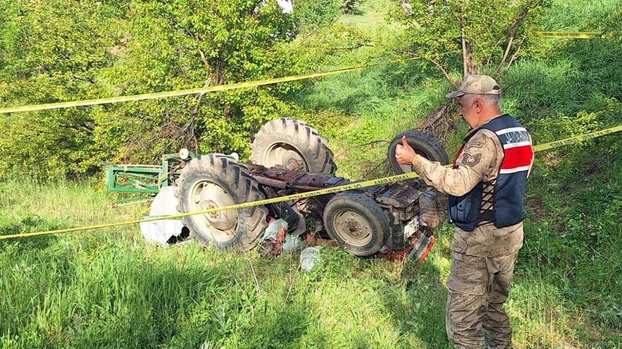 Devrilen traktörün altında kalan sürücü yaşamını yitirdi