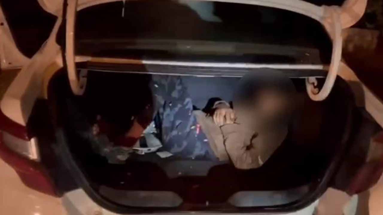 Van’da düzensiz göçmenler otomobil bagajında yakalandı