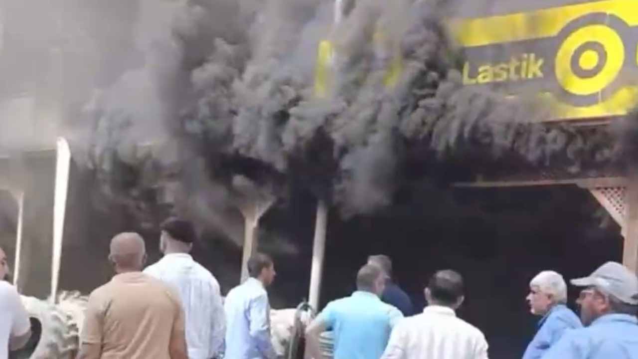 Şanlıurfa’da işyeri yangını: Malzemeler için dumanların arasına daldılar