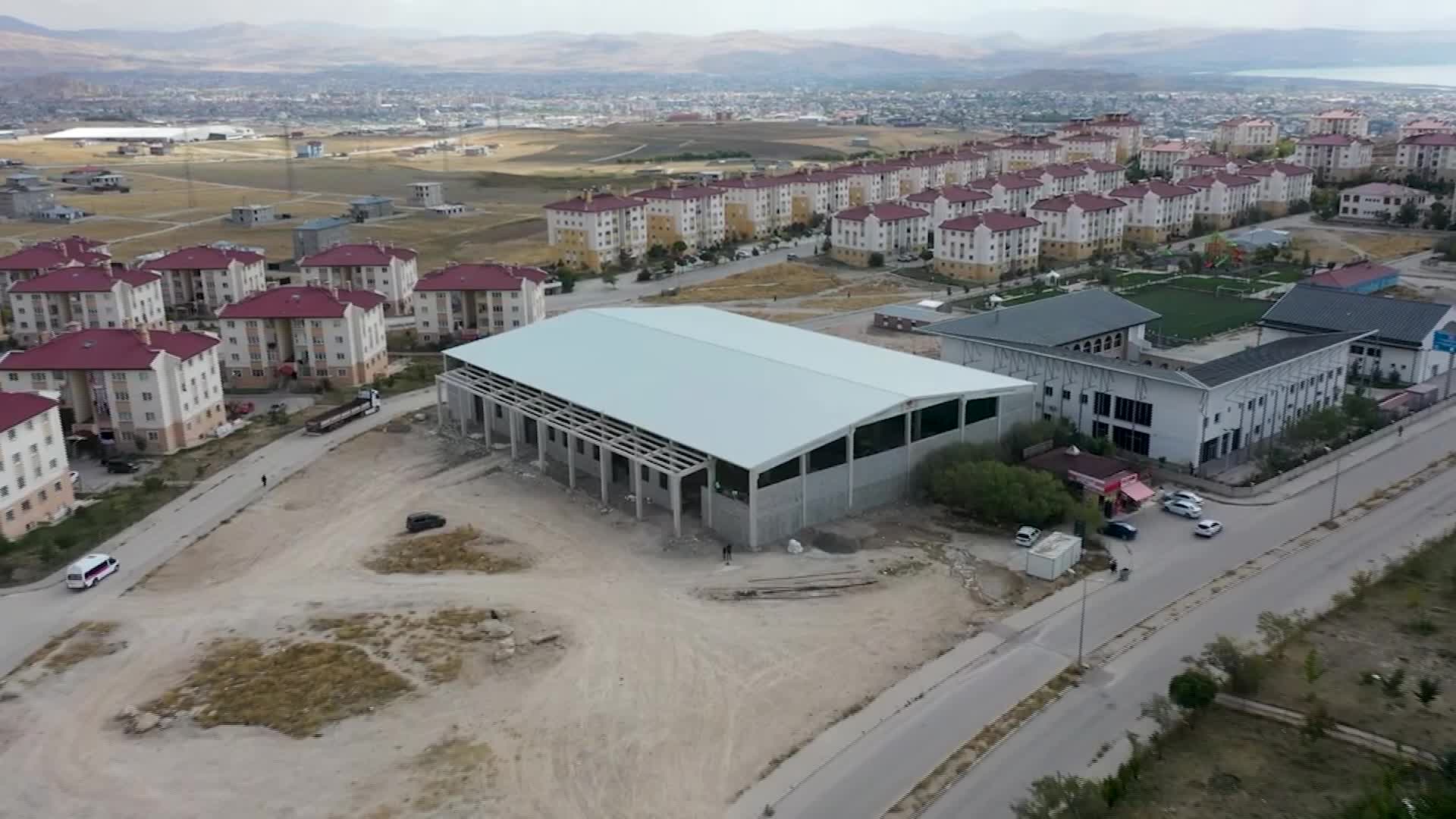 Van'da yapılan kapalı semt pazarı törenle hizmete sunuldu