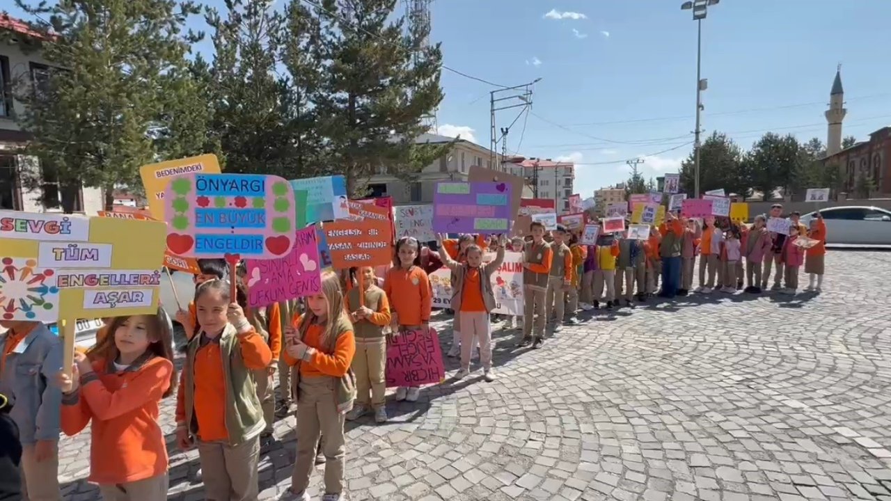 Kars'ta minik yürekler engelliler için yürüdü