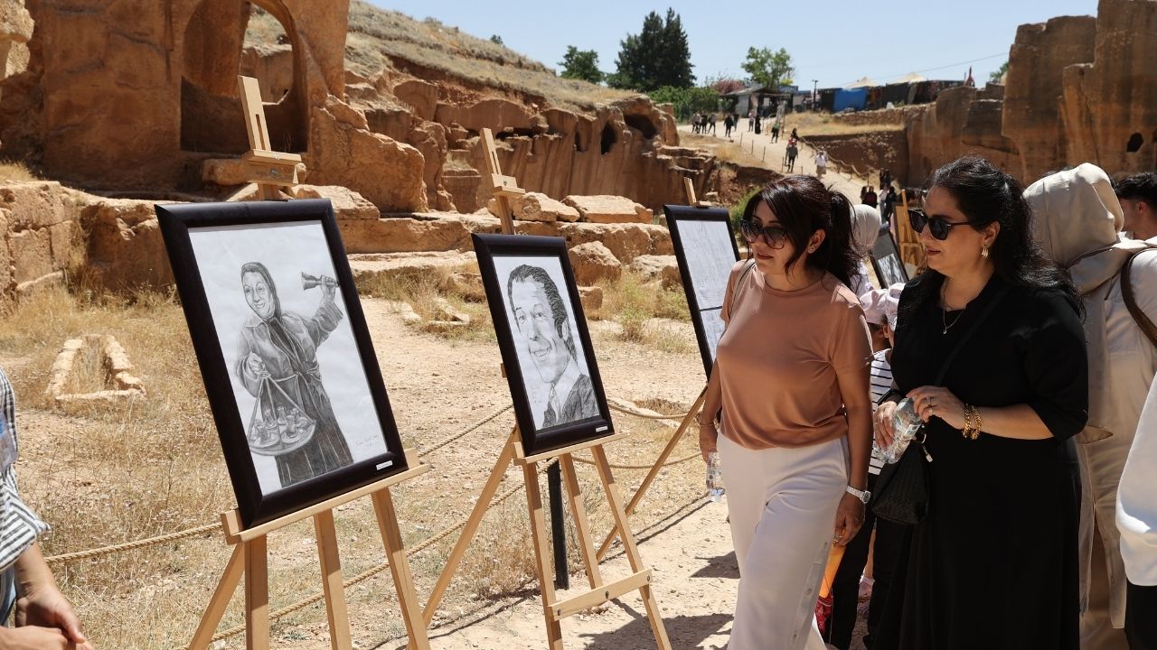 Mardin'in tarihi yapılarını resmeden öğrencilerin eserleri sergilendi