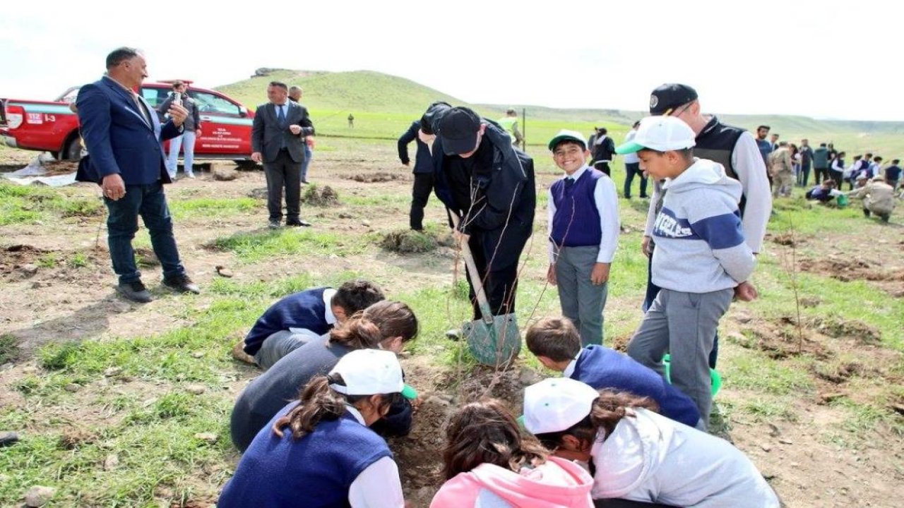 Kars'ta meyve fidanları toprakla buluşturuldu