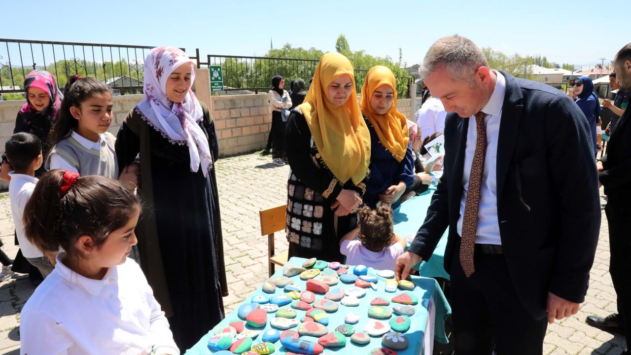 Ağrı'da öğrenciler bahar şenliğinde doyasıya eğlendi