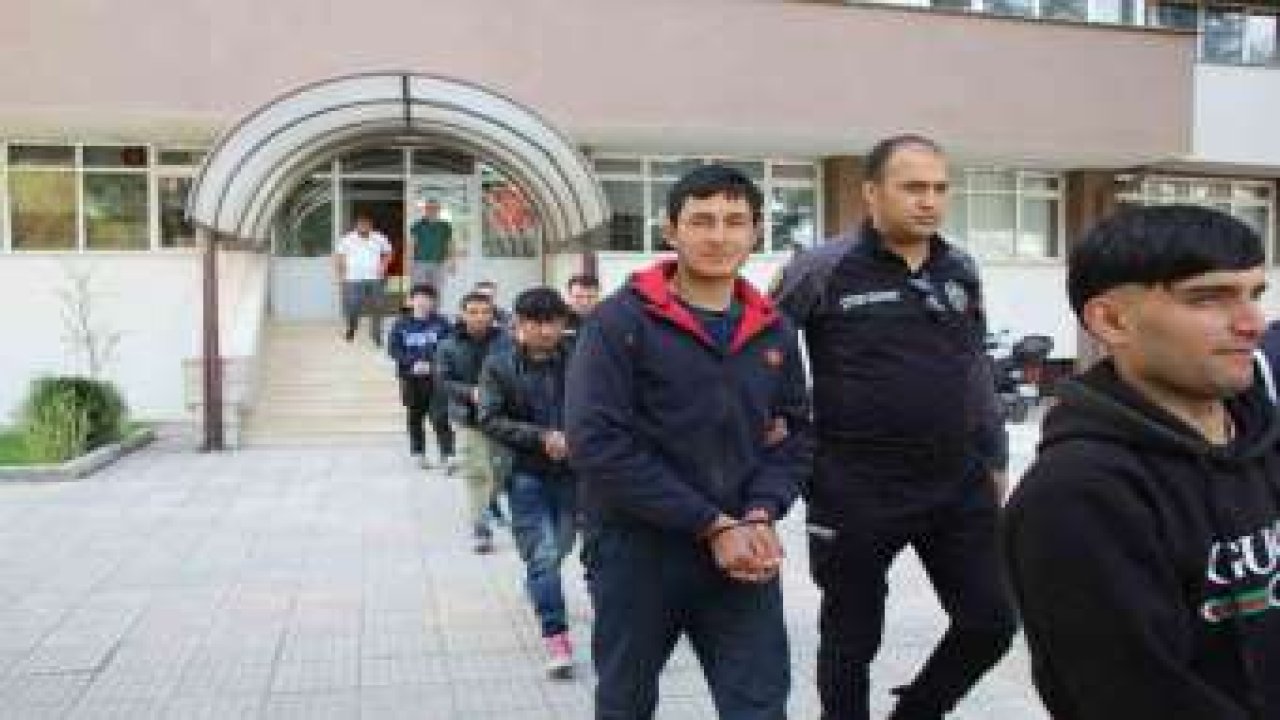 Sivas'ta İki tırda 7 düzensiz göçmen yakalandı