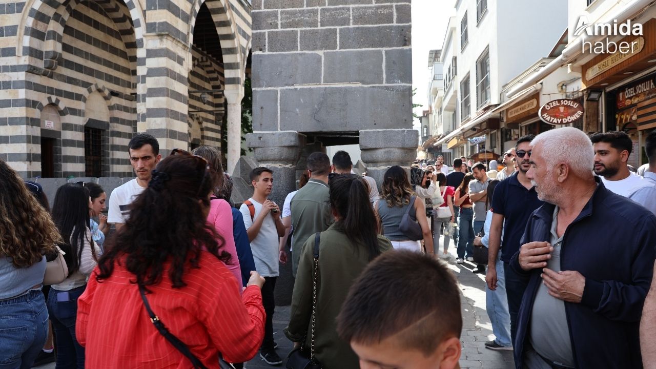 Diyarbakır’da Dört Ayaklı Minare’nin altında dilek kuyruğu