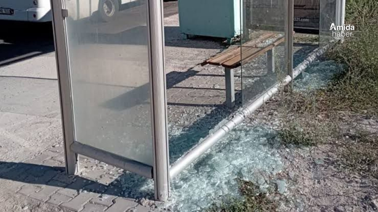 Diyarbakır’da duraklar bu halde: Öğrenciler mağdur!