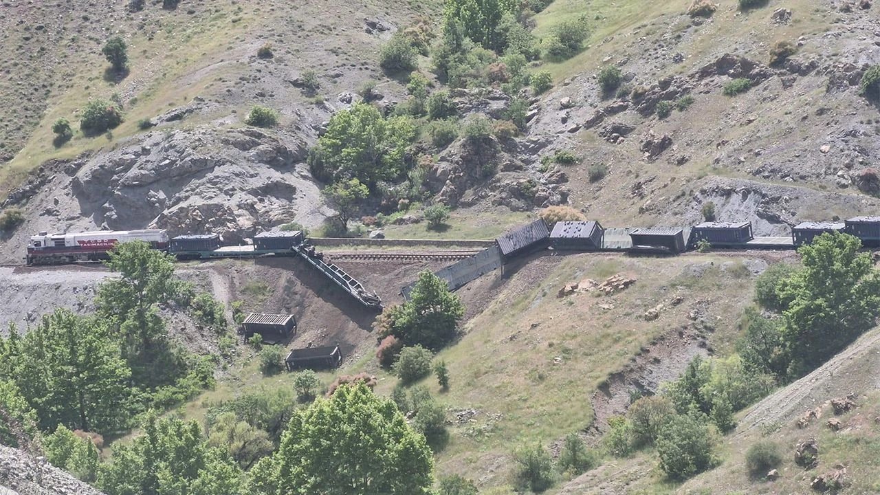 Elazığ’da zemin kayması sonucu yük treni devrildi