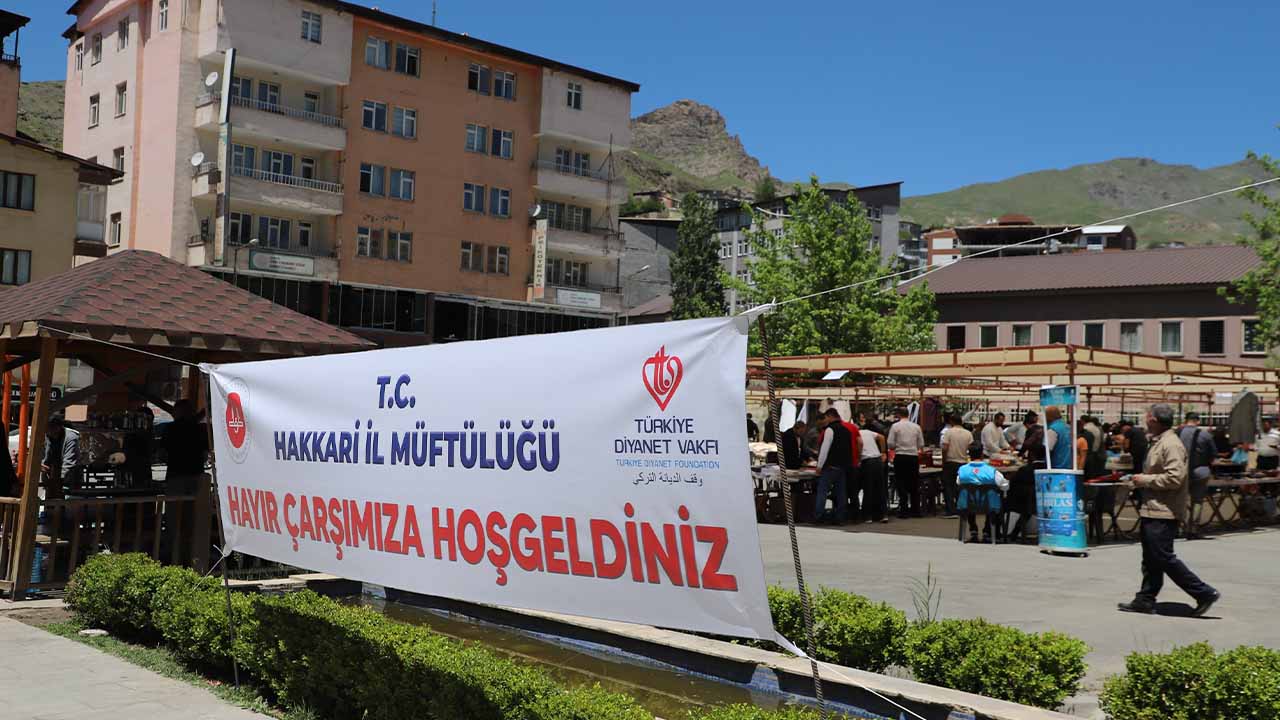 Hakkari’de cami yararı için hayır çarşısı kuruldu