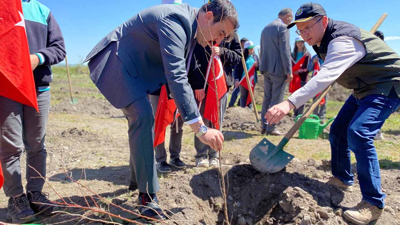 Kars’ta meyve fidanları toprakla buluştu