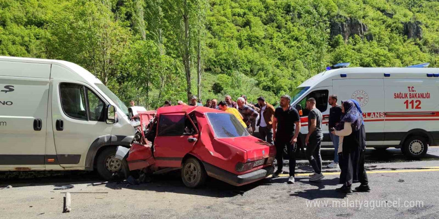 Erzurum'da minibüsle otomobilin çarpıştığı kazada ölü sayısı 2'ye yükseldi