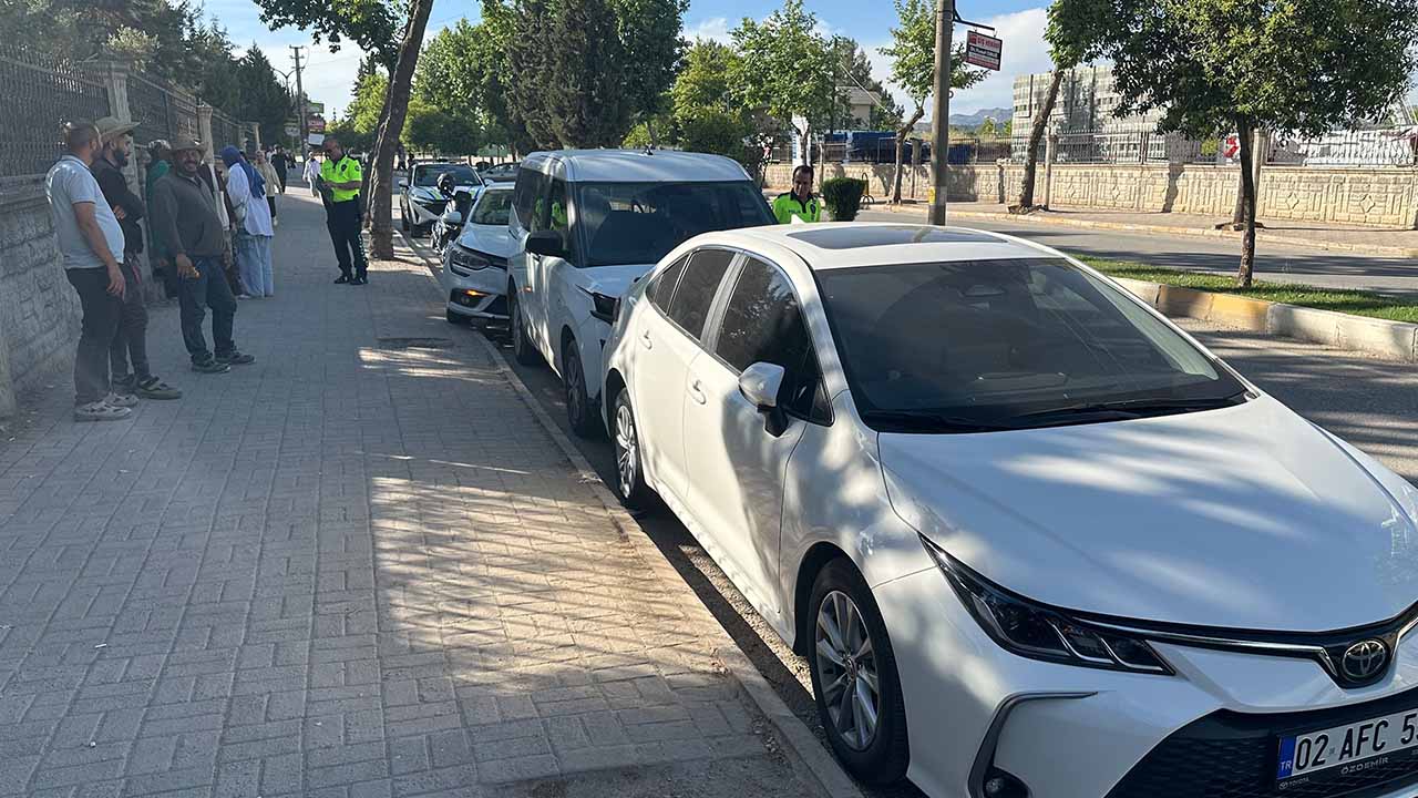 Adıyaman’da otomobil, park halindeki araçlara çarptı