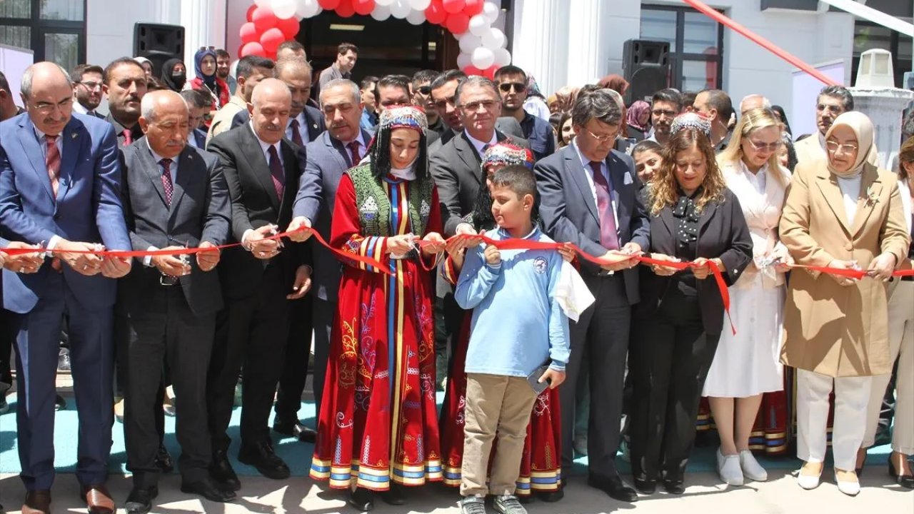 Van'da yapımı tamamlanan 4 gençlik merkezi hizmete açıldı