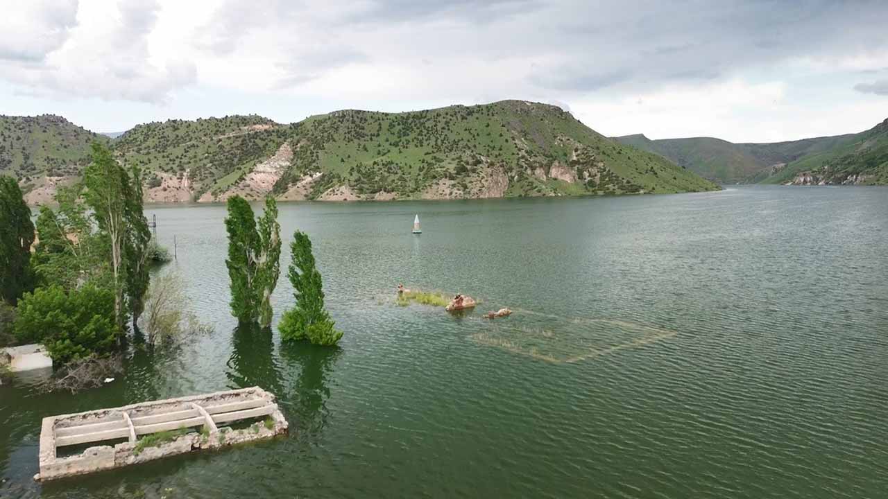 Kars'ta baraj kapaklarının kapatılması sonucu köy sular altında kaldı