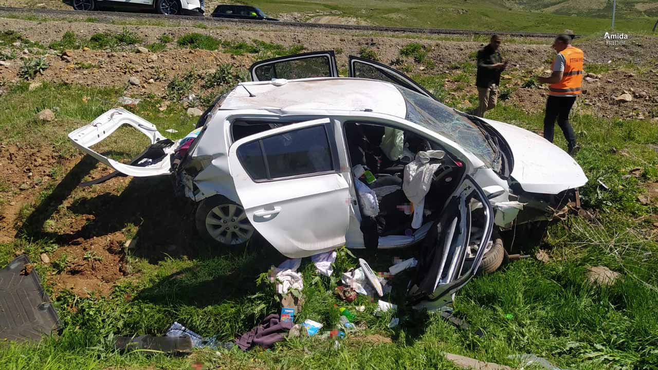 Bingöl’de otomobil takla attı: Baba öldü, eşi ve çocuğu yaralandı