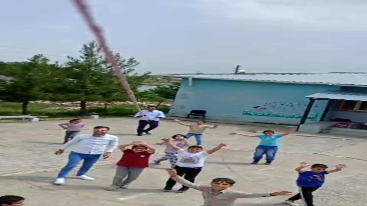 Şiirt'te öğrenciler dron istedi, öğretmenler uçurtmadan yaptı