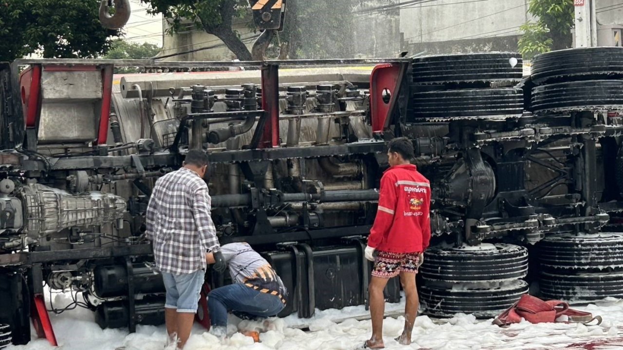 Tayland’da tanker kazası: 600 litre benzin yola döküldü