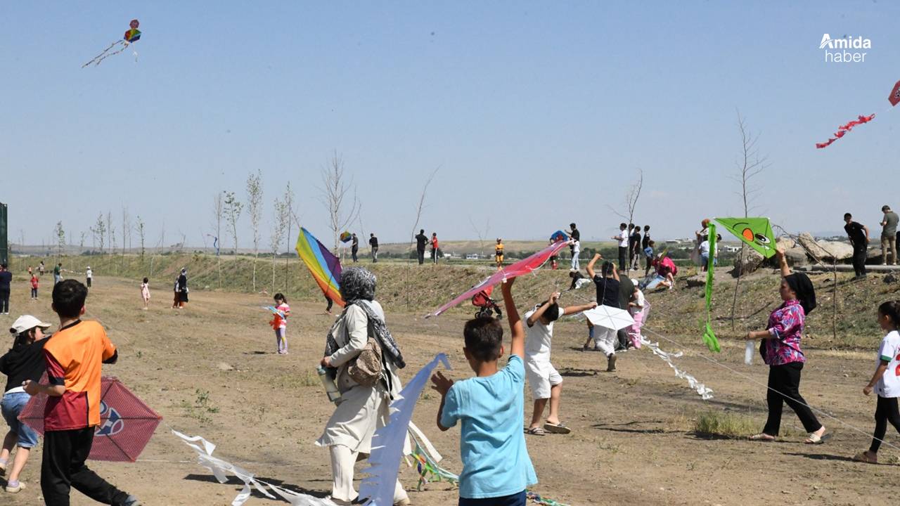 Dicle kıyısında gökyüzü uçurtmayla süslendi: Çocuklar doyasıya eğlendi