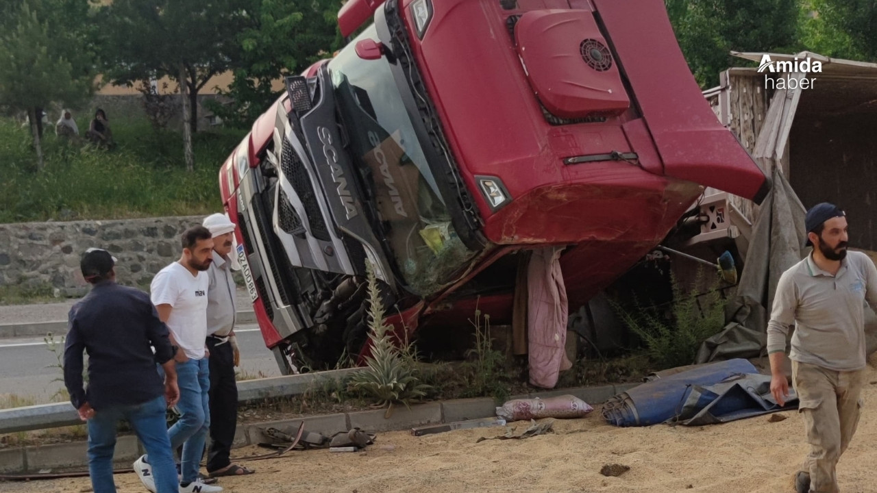 Bingöl'de tır devrildi, yol trafiğe kapandı
