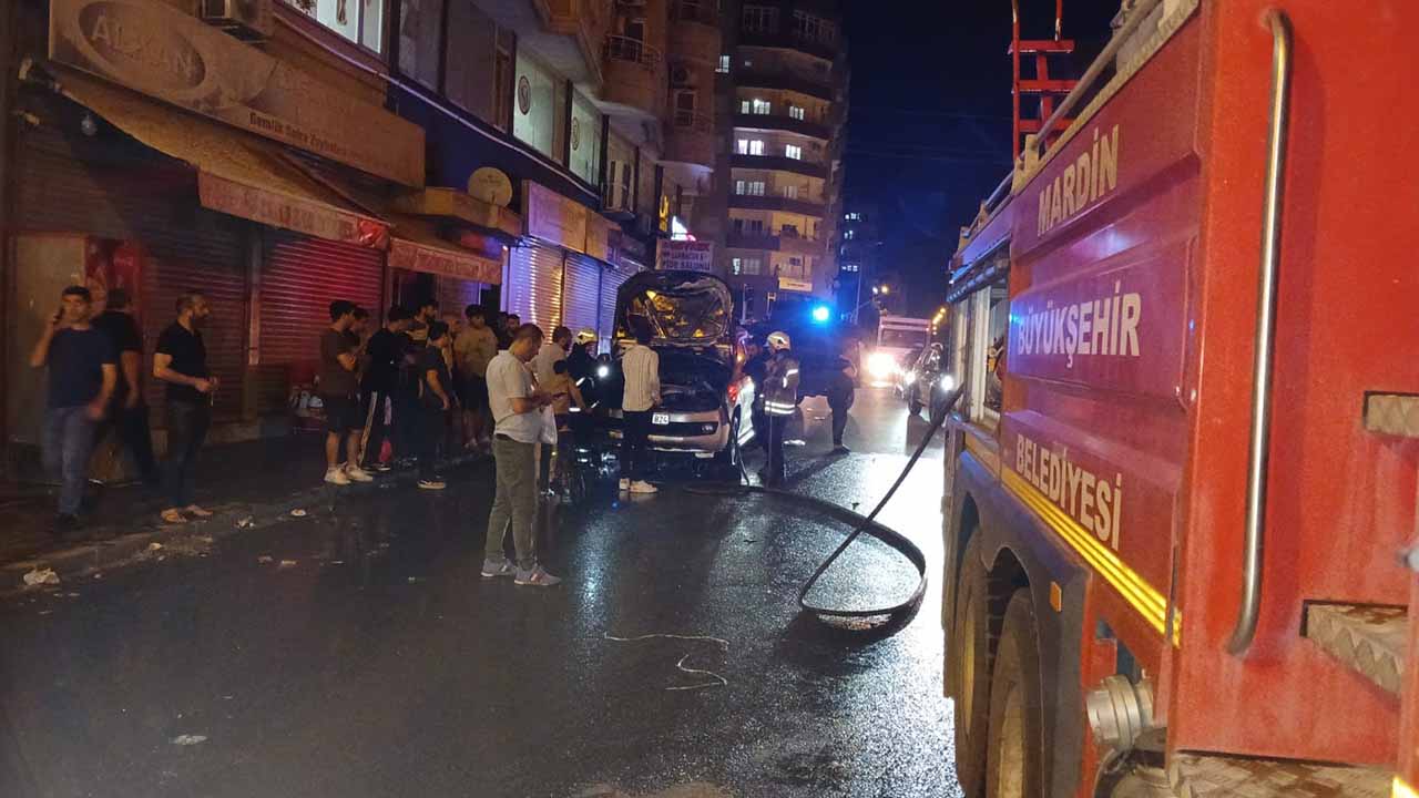 Mardin'de seyir halindeki araç alev aldı