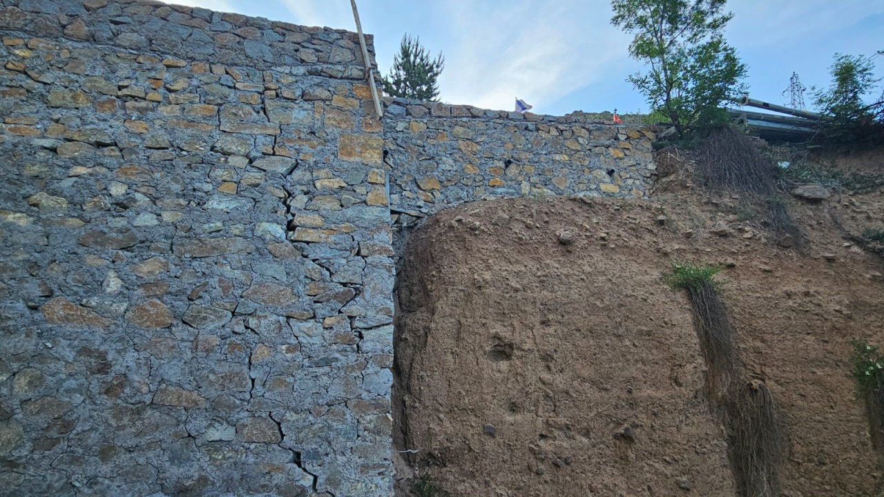 Erzurum'da duvardaki çatlamalar vatandaşları tedirgin ediyor