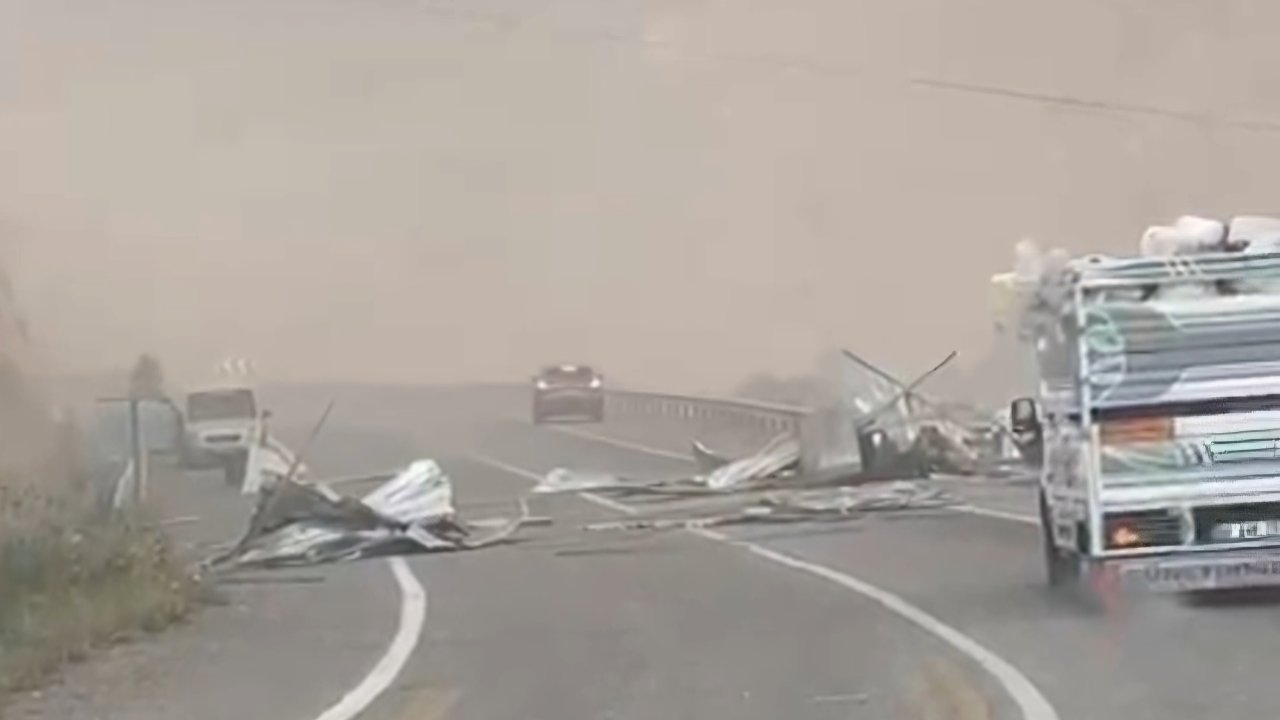Siirt’te uçan çatı yolu trafiğe kapattı