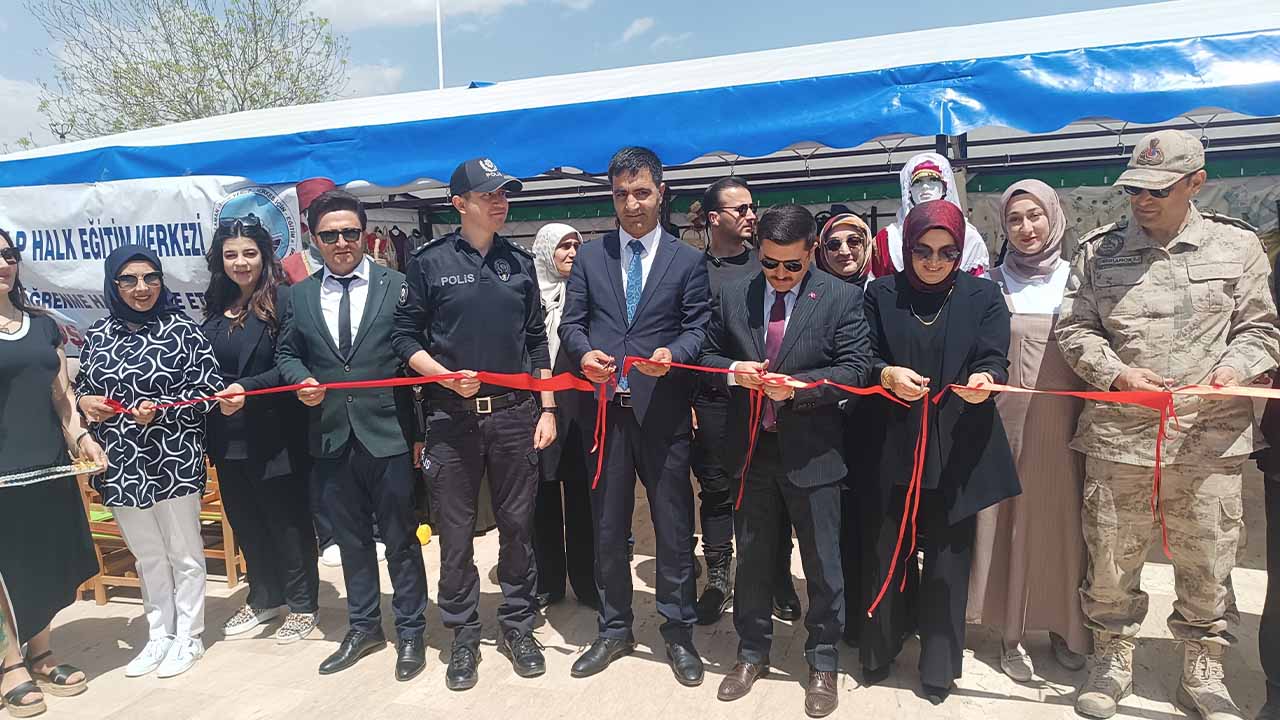 Van Özalp’te yılsonu sergisine büyük ilgi