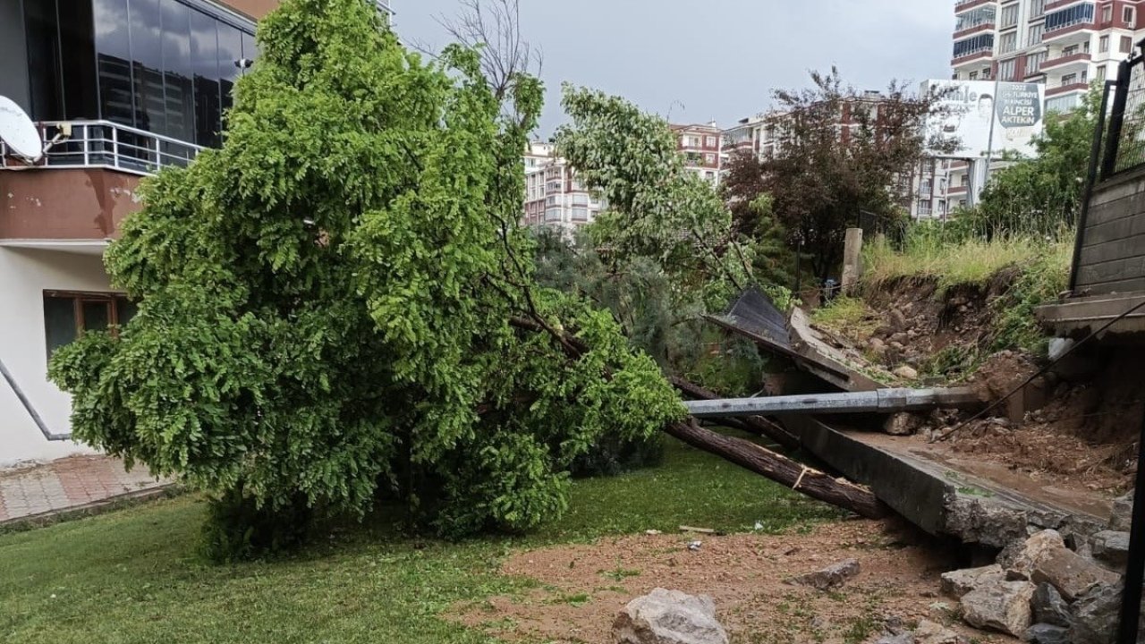Malatya’da sağanak yağış site duvarını yıktı