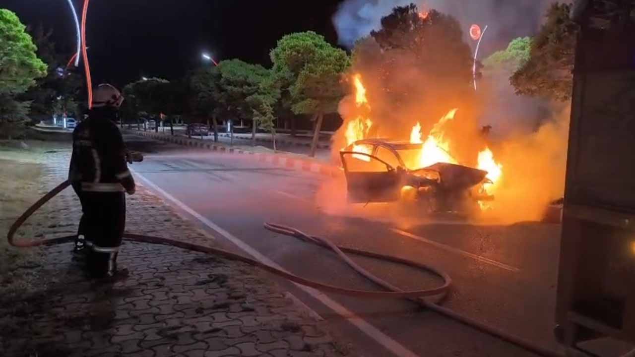 Van'da park halindeki araca çarpan otomobil alev aldı