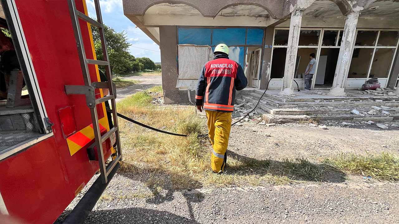 Elazığ’da kapı imalathanesinde korkutan yangın