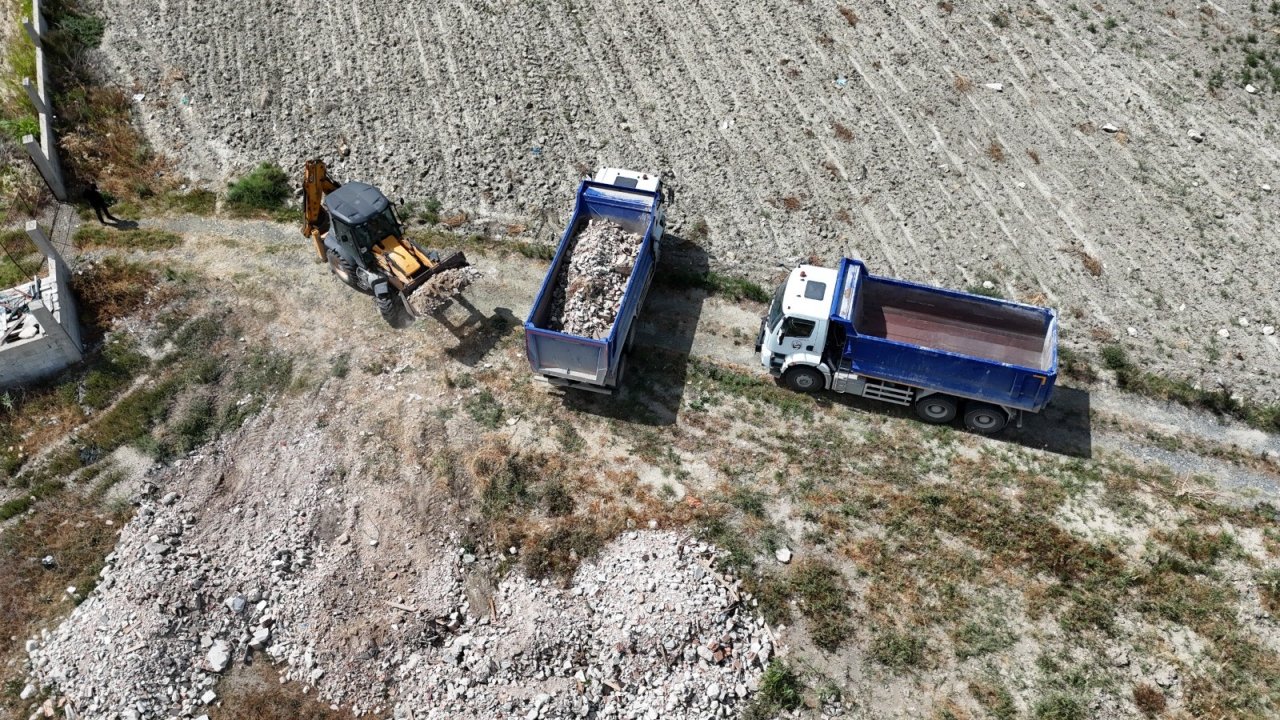 Hatay'da kuş cennetinden moloz ve torbalarca poşet çöp çıktı
