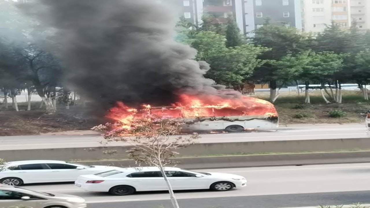 Adana'da İşçi servisi alev alev yandı