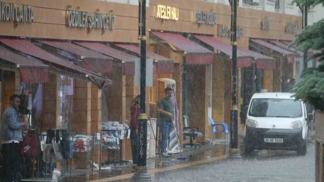 Sivas’ta aniden bastıran yağmur hayatı felç etti!