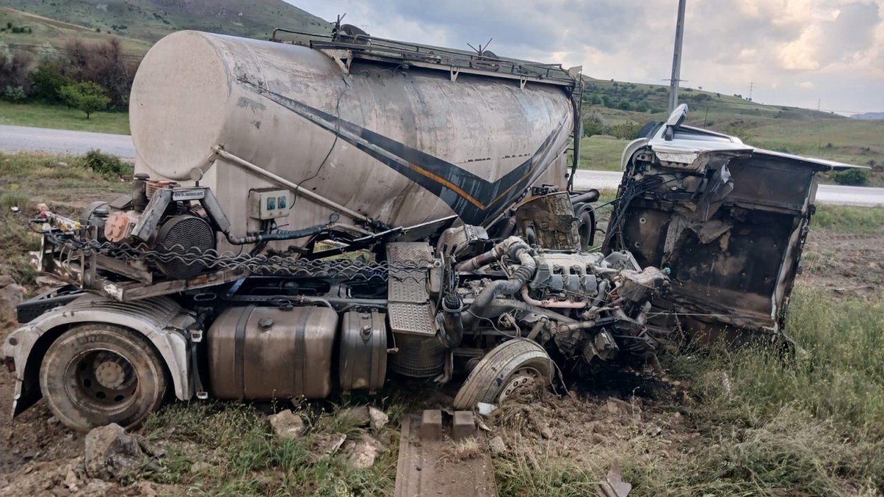 Malatya'da tanker tarlaya devrildi, sürücü yaralandı