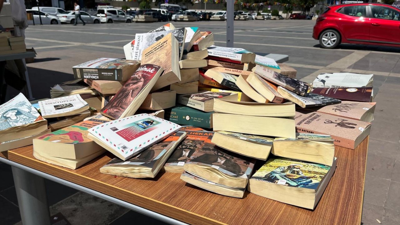 Diyarbakır’da bin 500 Kürtçe kitap çöp oldu
