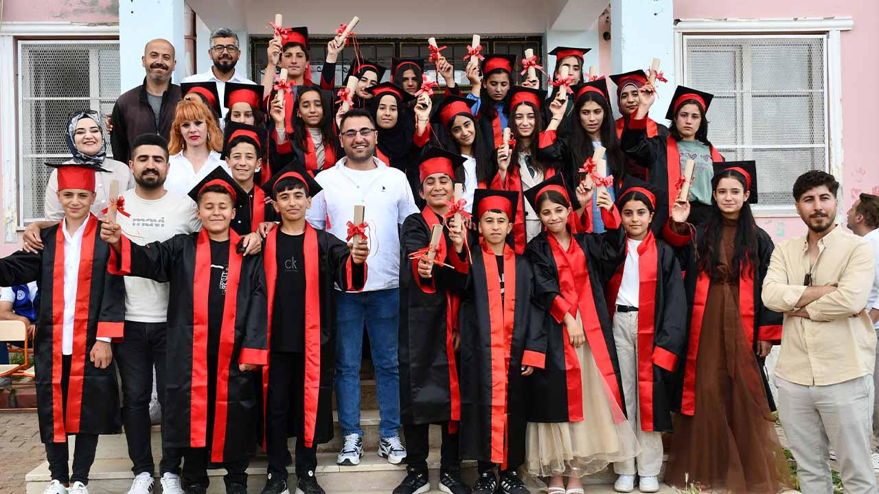 Batman’da gönüllüler, köy okulundaki öğrenciler için mezuniyet töreni düzenledi