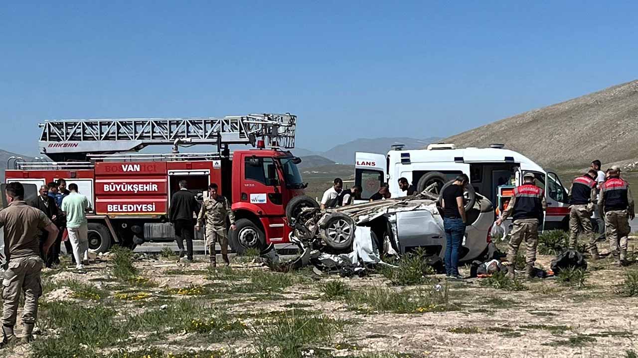 Van'da iki araç kafa kafaya çarpıştı: 4 ölü, 2 yaralı