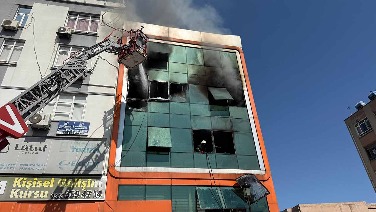 Adana’da iş merkezinde yangın: 2 işçi atlayarak kurtulmaya çalıştı