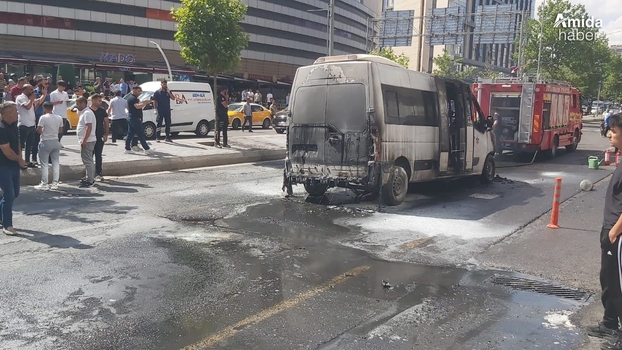Minibüs cayır cayır yandı, Diyarbakır’da trafik durdu