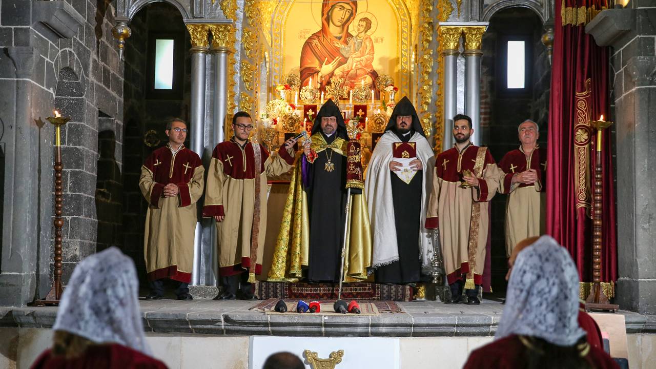 Diyarbakır'daki tarihi kilisede isim günü kutlaması