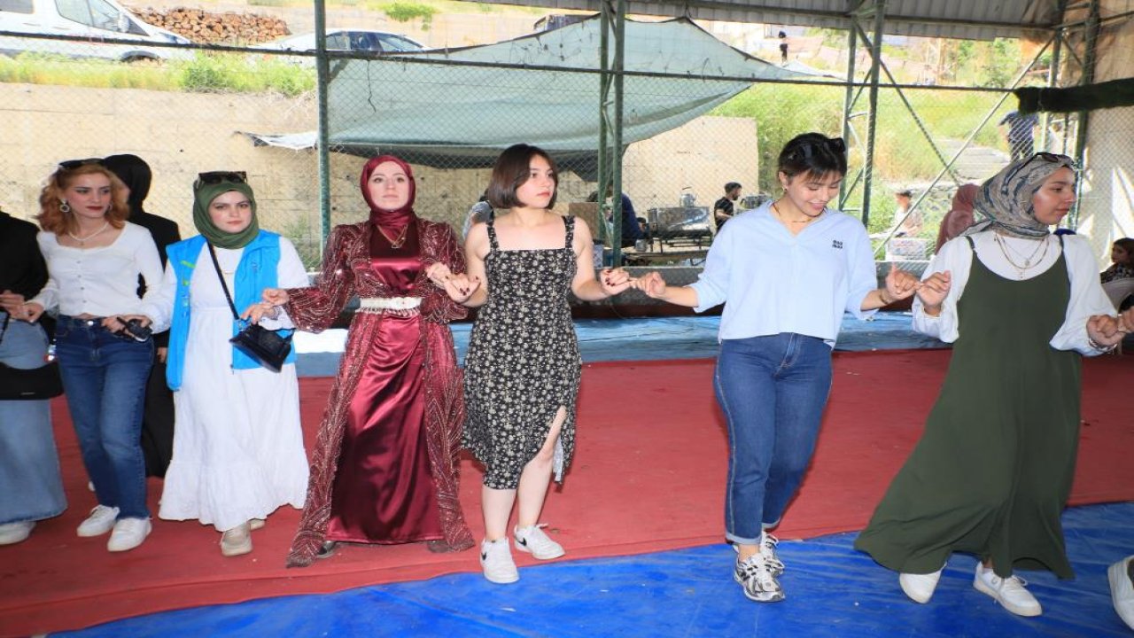 Farklı illerden gençler Hakkari’de halaya çekti