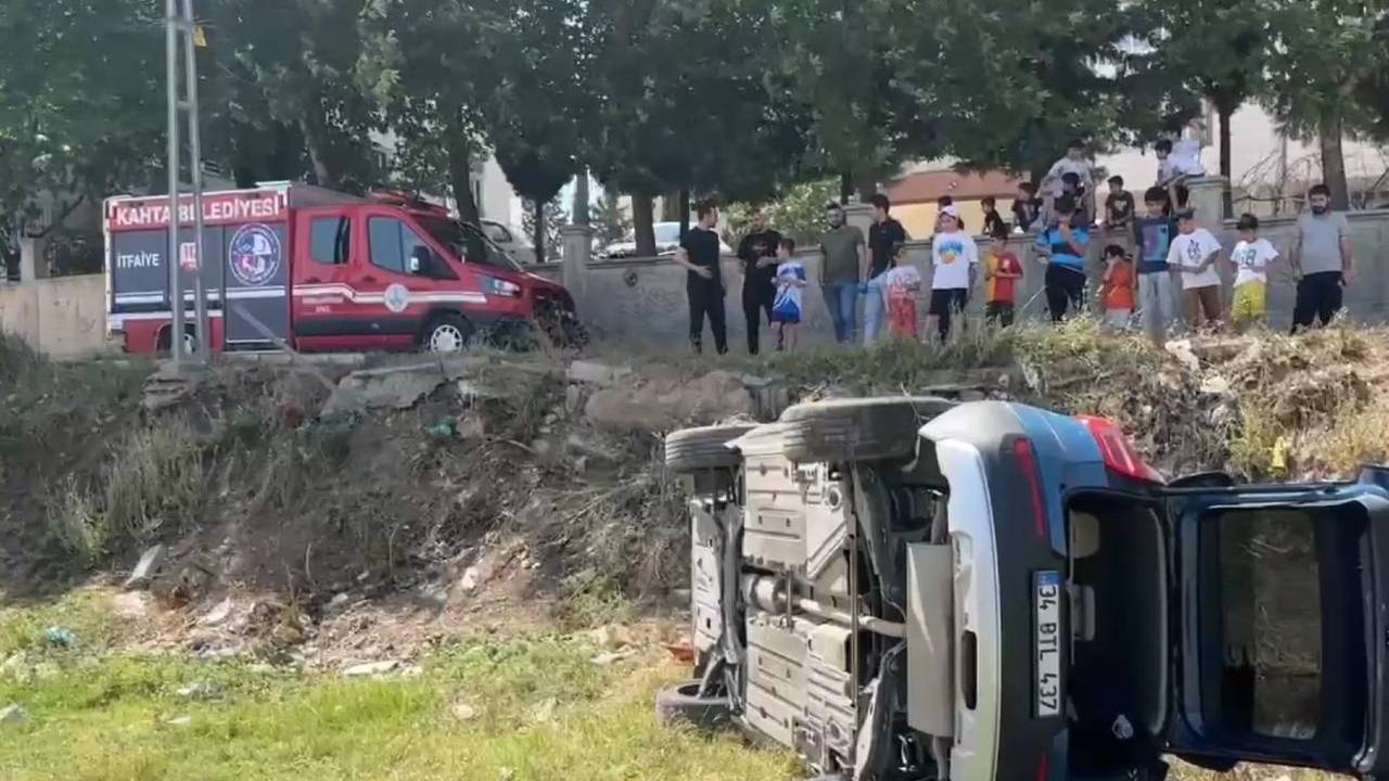 Adıyaman'da otomobile şarampole devrildi: 2 yaralı