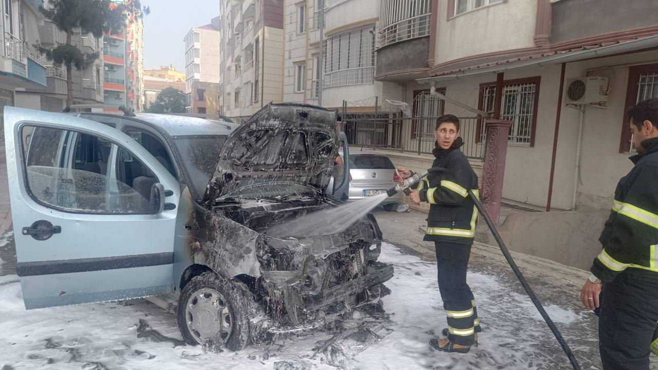 Siirt’te park halindeki araç yandı