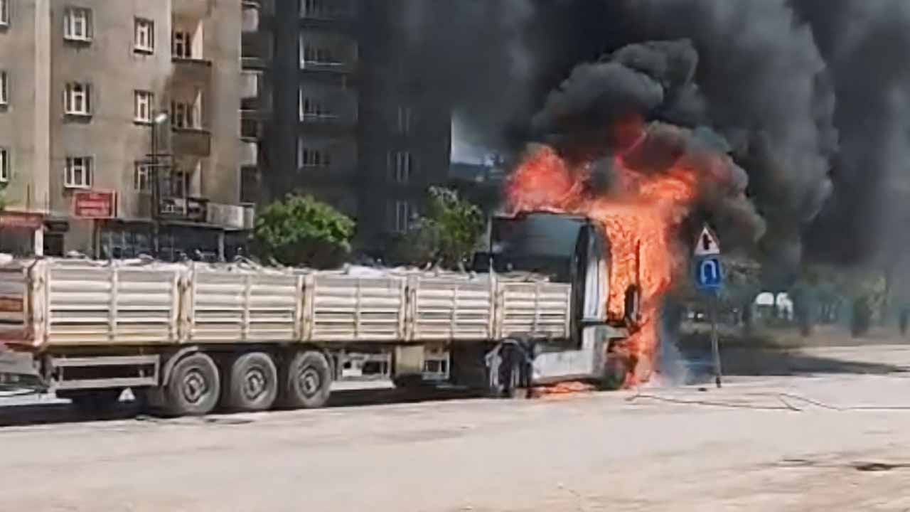 Hakkari’de seyir halindeki tır alev alev yandı