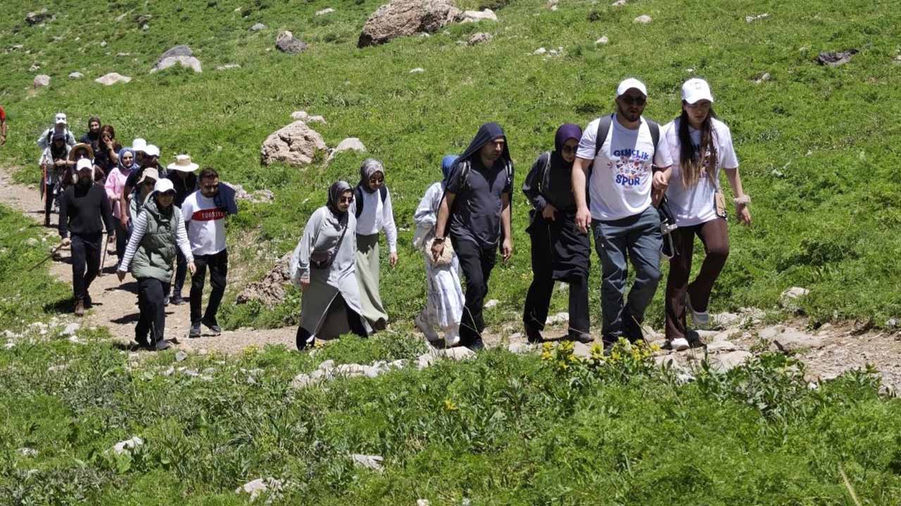Hakkari’deki Cennet ve Cehennem Vadisi'nde doğa yürüyüşü