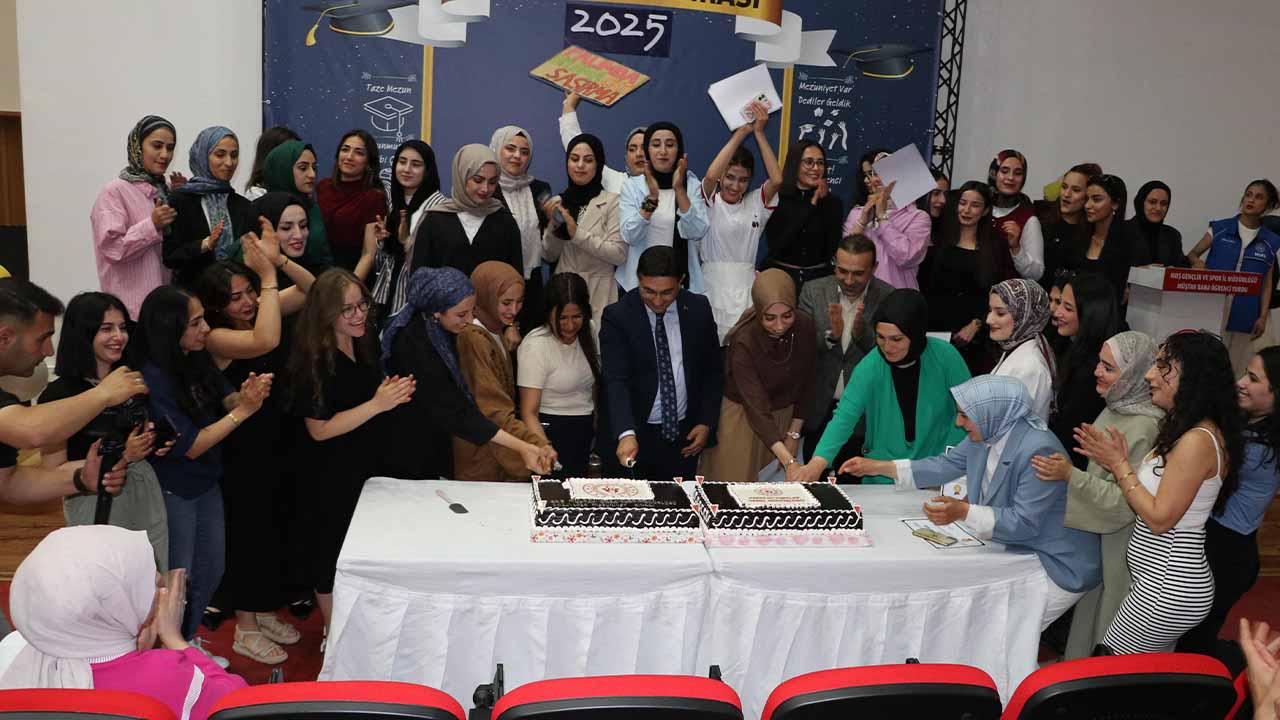 Muş’ta üniversite öğrencilerinin mezuniyet coşkusu