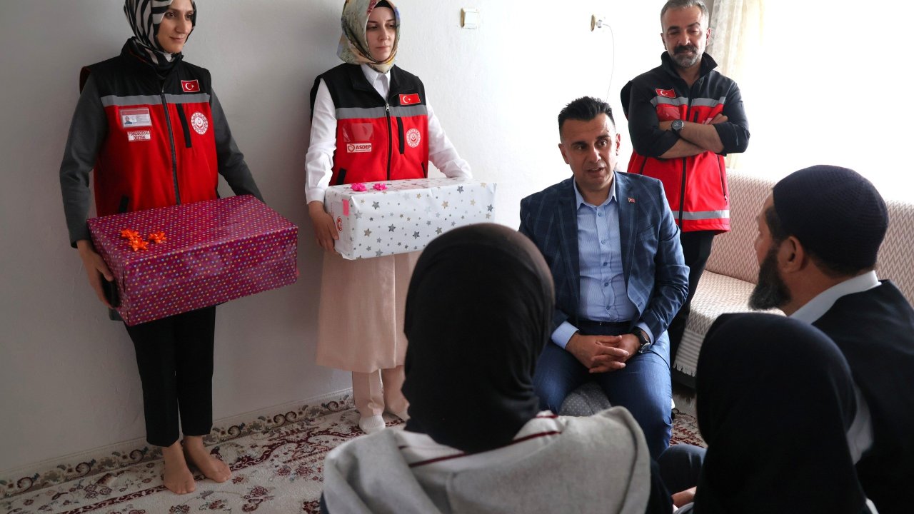 Erzurum'da bayram öncesi çocuklara anlamlı destek