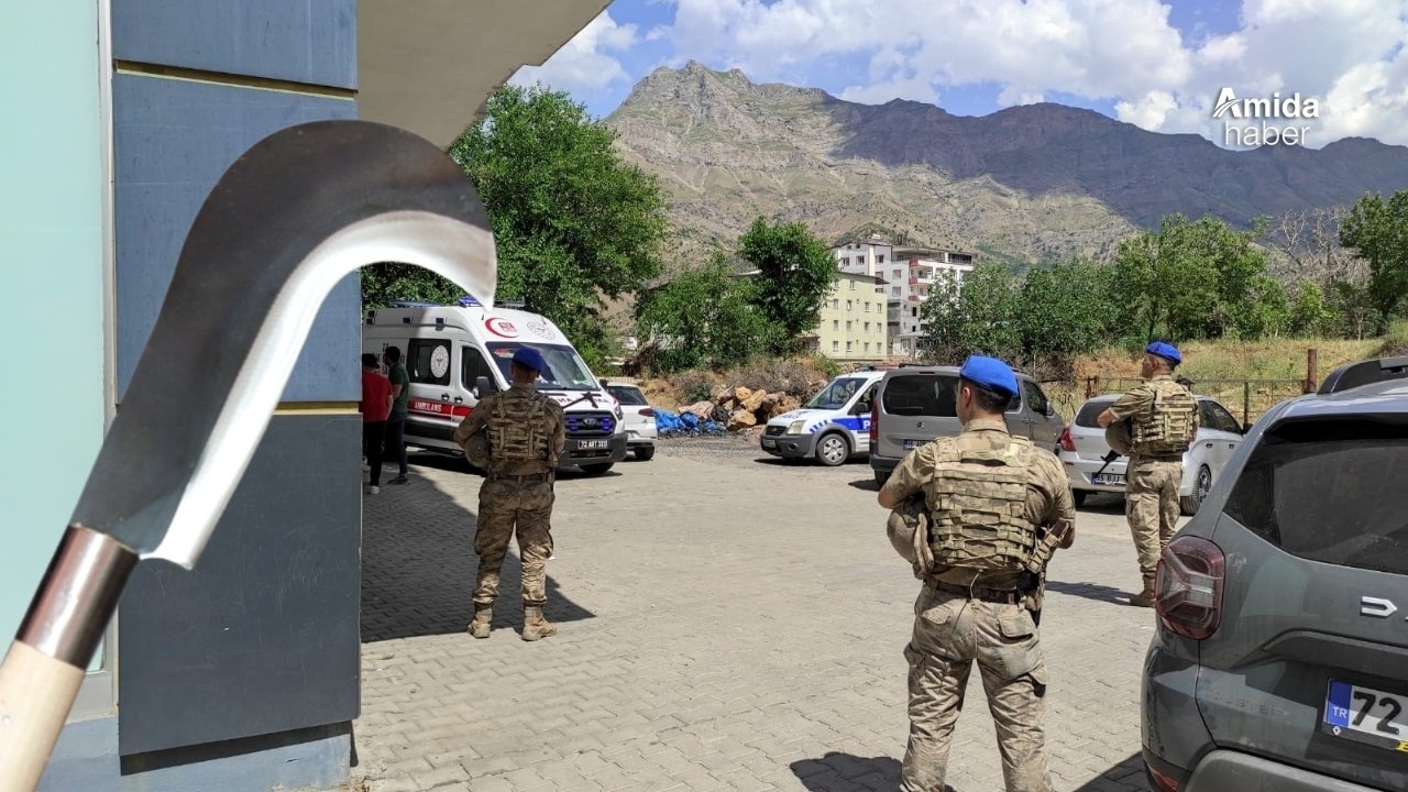 Batman'da bir şahıs, tahra ile ailesini rehin aldı