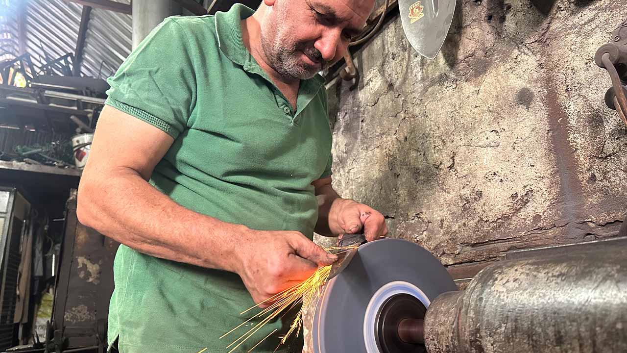 Adıyaman'da bıçak bileyicilerde Kurban Bayramı yoğunluğu