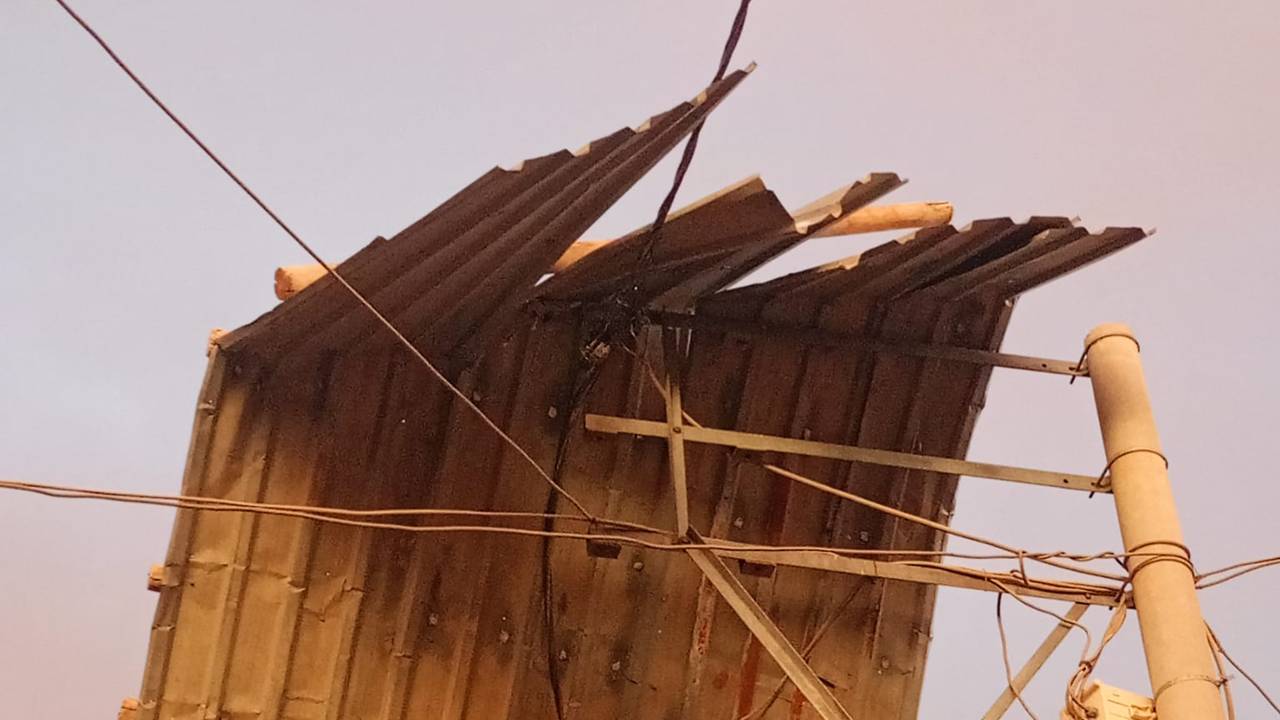 Mardin'de kuvvetli rüzgar çatıları uçurdu